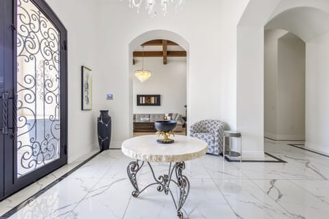 Centrally Located 6-bed Estate in Paradise Valley Close To Golf, Old Town, Shops House in Paradise Valley