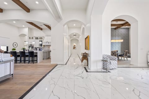 Centrally Located 6-bed Estate in Paradise Valley Close To Golf, Old Town, Shops House in Paradise Valley