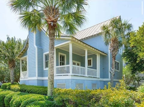 Coastal living at it's finest.  Welcome to 4013 Bridle Trail.This home is located in the Village of Seabrook which has their own community pool and easy access to the Lake House facilities.