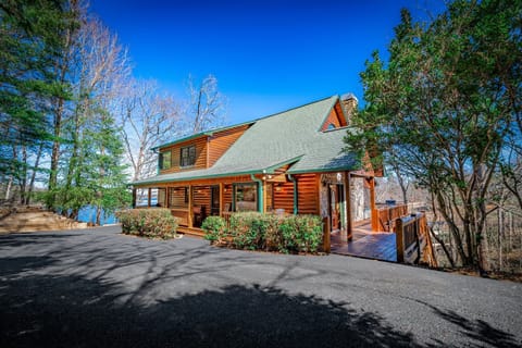 Johnny's Lakeside Hideaway - Private Dock | Hot Tub | Game Room Cabin in Blue Ridge Lake