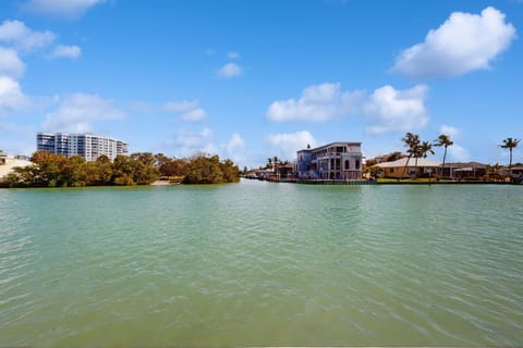 Coastal condo with shared pool, tennis courts, and dock Apartment in Vanderbilt Beach