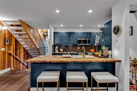 Kitchen: Well-equipped kitchen, range of appliances, kitchen bar open to the living room