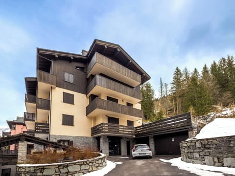 Daytime, Tree, Building, Apartment, Residential Area, City, Neighbourhood, Condominium, Urban Design, Human Settlement