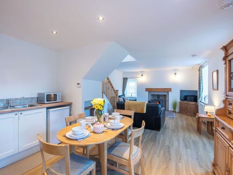 Building, Apartment, City, Residential Area, Architecture, Neighbourhood, Condominium, Metropolitan Area, Balcony