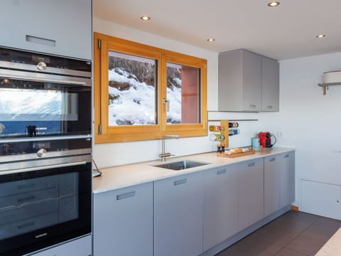 Kitchen, Kitchen Appliance, Countertop, Cabinetry, Major Appliance, Interior Design, Flooring, Home Appliance, Wood, Furniture