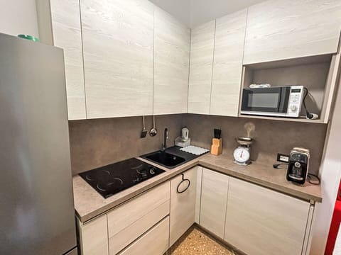 Apartment, Condominium, Residential Area, Urban Design, Mixed-Use, Commercial Building, Balcony, Hotel, Shade