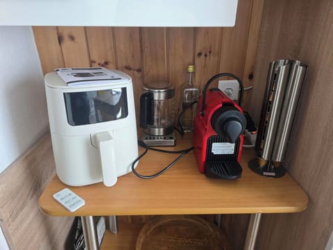 Kitchen Appliance, Small Appliance, Home Appliance, Machine, Coffeemaker, Houseplant