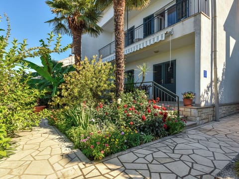 Flower, Shrub, Garden, Shade, Landscaping, Flagstone, Yard, Walkway