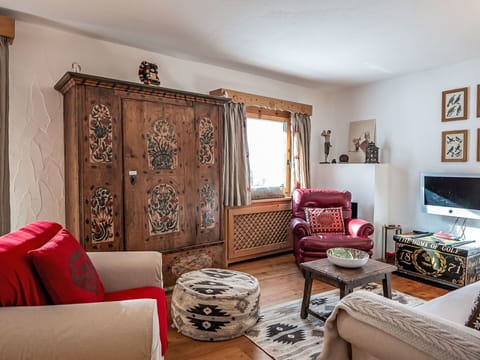 Furniture, Interior Design, Wall, Flooring, Couch, Wood, Room, Floor, Living Room, Ceiling