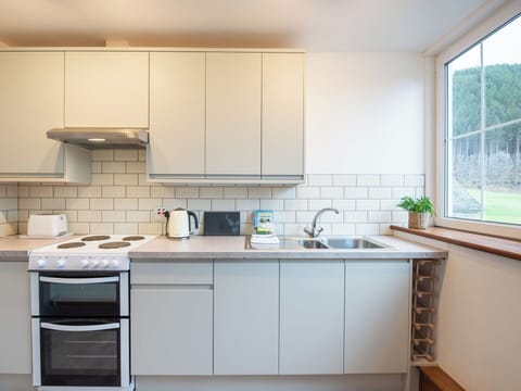 Kitchen Appliance, Kitchen, Countertop, Cabinetry, Major Appliance, Flooring, Interior Design, Furniture, Wood, Home Appliance