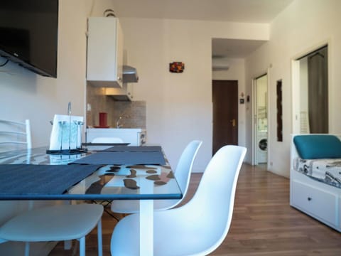 Furniture, Interior Design, Flooring, Floor, Wood, Room, Ceiling, Lighting, Chair, Table