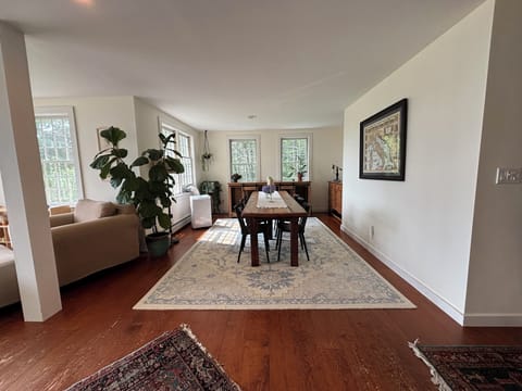 Sunny 4 Bed Home in Woodstock Minutes to Ski Lifts House in Woodstock