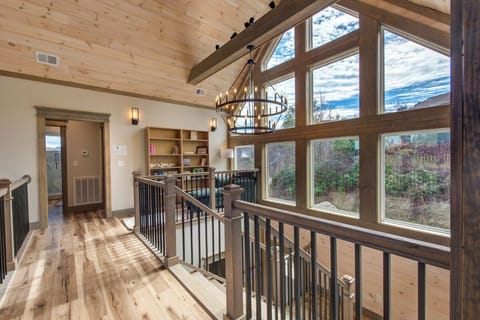 Soaring ceilings and floor-to-ceiling windows flood your cabin retreat with natural light and stunning views.