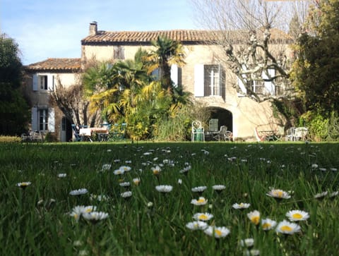 Holiday rental SAINT-RÉMY-DE-PROVENCE Alpilles, comfortable farmhouse with pool and big garden for rent for 8 people. Online reservation with Plaisirs & Maisons de Provence
