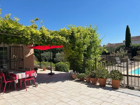 Holiday rental in Mouriès, Alpilles, Air-conditioned villa fenced pool for rent, fully equipped and offering all comforts. Online booking with Plaisirs & Maisons de Provence.