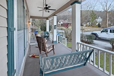 Located at the end of the street, enjoy the peacefulness of the neighborhood