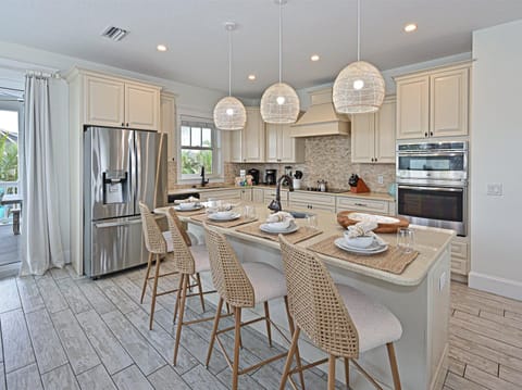 Kitchen with eat at bar~ 4 bar stools