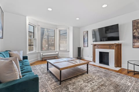 Expansive 4BD - Steps from downtown - Oak Park Apartment in Oak Park