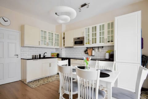 Fully equipped kitchen for short or long stays – book before it’s gone.