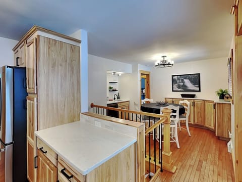 Full Kitchen w/ Dining Nook