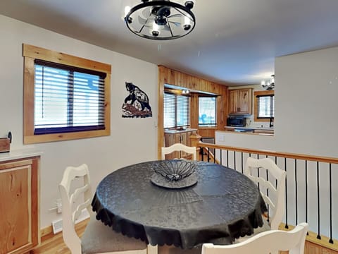 Dining Nook w/ Seating for 4