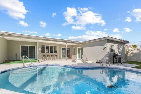 Pool, grill, lounge. 