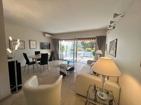 living-room-picture-1-alexandra-appartment