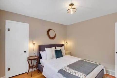 2BR/1BA Bourbon Bungalow - Expo Center House in Louisville