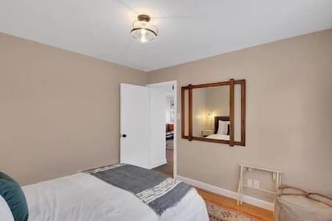 2BR/1BA Bourbon Bungalow - Expo Center House in Louisville