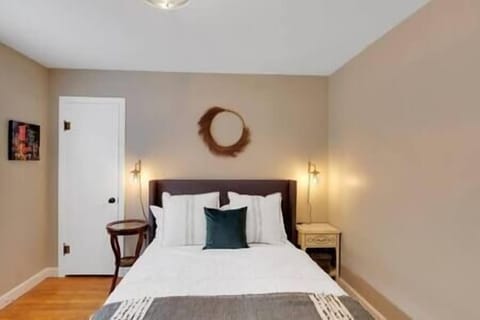 2BR/1BA Bourbon Bungalow - Expo Center House in Louisville