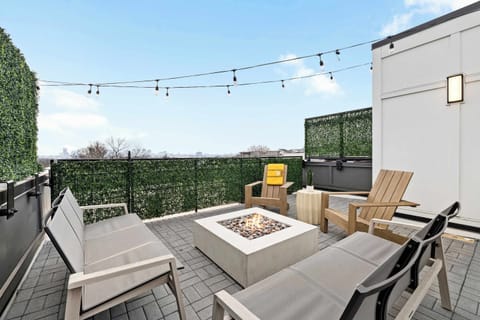 Unit 2: Rooftop Fire Pit, Gas Grill, Seating and Views!
