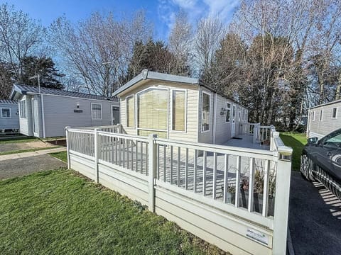 Beautiful 3 bed caravan on Steeple Bay in Essex, perfect for relaxing with the whole family on a getaway.