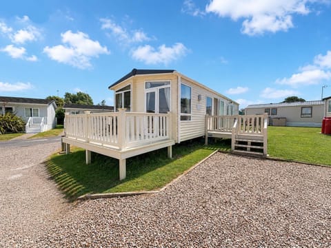 Beautiful 6 berth caravan located on the edge of the Norfolk Broads. Perfect for a weekend away exploring the National Park and all its beauty.