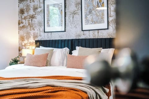 Stylish Retreat: Elegant textures and vibrant accents invite relaxation in this chic bedroom oasis!