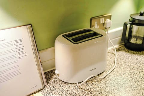 Kitchen Delight: Enjoy breakfast with a modern toaster and your favorite recipes at hand!