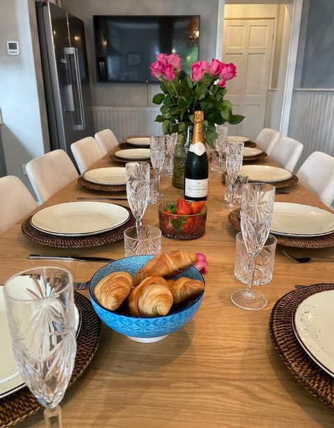 Dining Room: Gather around the elegant table for gourmet meals and sparkling conversations!