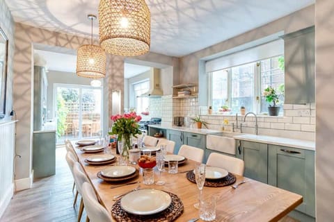 Dining Room: Gather around the stylish table, perfect for feasting and making memories!