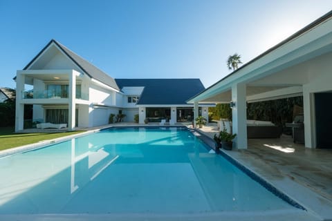 Modern villa close to private beaches and golf (7611)