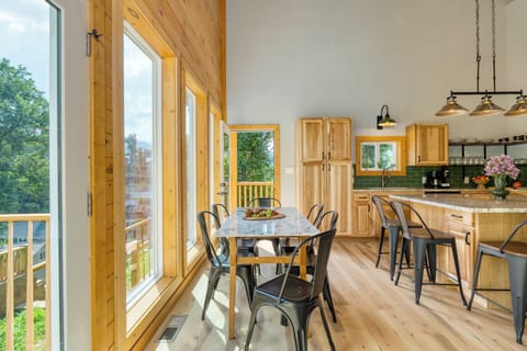 Dining area. (Perfect)