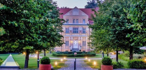 Hotel Exterior [summer]