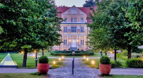 Hotel Exterior [summer]