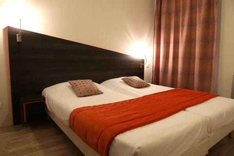 Toast the evening while soaking up sweeping skyline vistas.