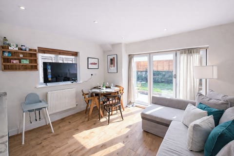 Cozy living space in this Queen’s Park Apt near Notting Hill and Little Venice