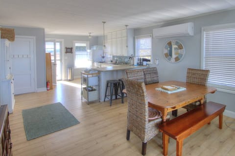 Dining room and kitchen with everything you'll need for 6 people.