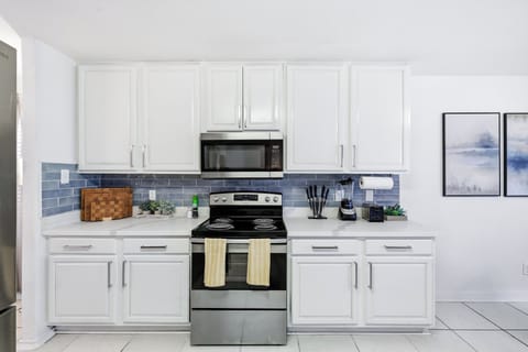 Stainless steel appliances. Fridge does NOT dispenses ice.