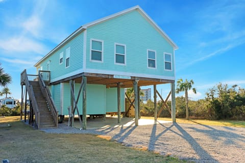 Blue Pelican - Side Entrance and Deck