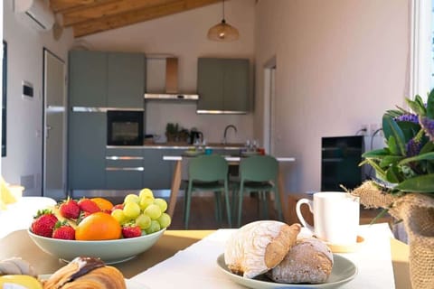 Nella spaziosa terrazza potrete fare colazione, pranzo o una romantica cena al lume di candela
