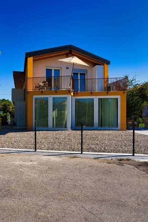 Facciata esterna con giardino privato