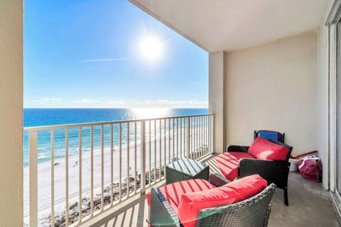 Listen to the waves on the most relaxing balcony! 