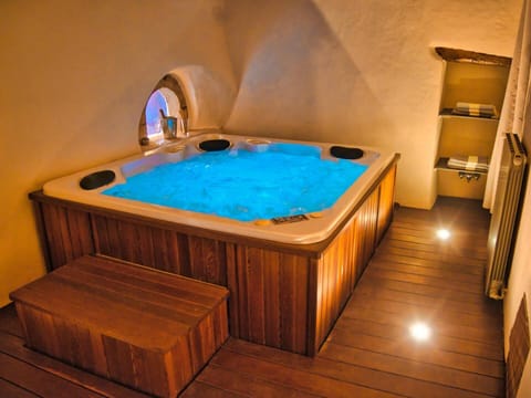 Indoor spa tub